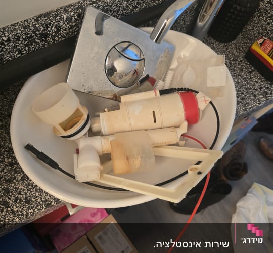 חלקי אינסטלציה בכיור עם ברז